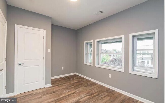 Building Photo - 207 S 49th St