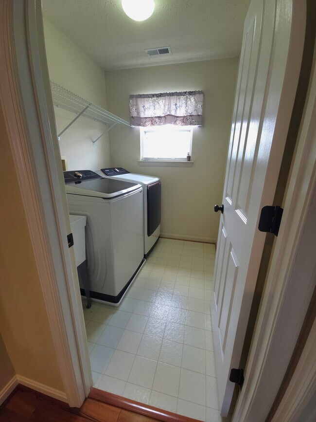 Building Photo - 1505 Avennel Way