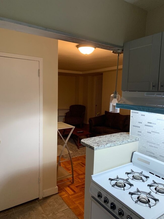 Building Photo - Spacious 1BR! Utilities Included! Rosslyn Metro! Pool!