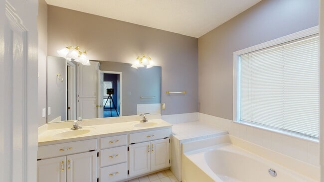 Building Photo - Wonderful 4 bedroom, 3 bath home in Grand Oaks Millbrook
