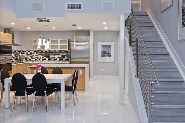 Building Photo - 2020 N Bayshore Dr