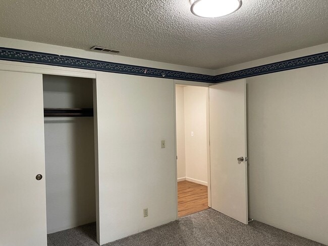 Building Photo - Spacious 3 Bed 2 Bath Home-Located on a Corner Lot in Quiet Neighborhhood