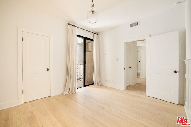 Building Photo - 502 San Vicente Blvd