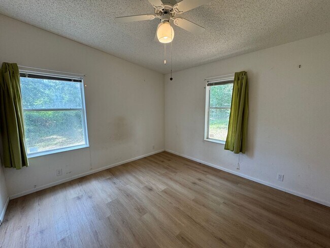 Building Photo - 2 Bedroom / 2 Bath Mobile Home with Office/Flex Space – Suwannee County (16th Street)