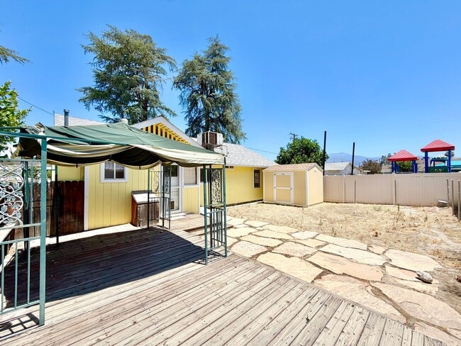Building Photo - 41861 Acacia E Ave