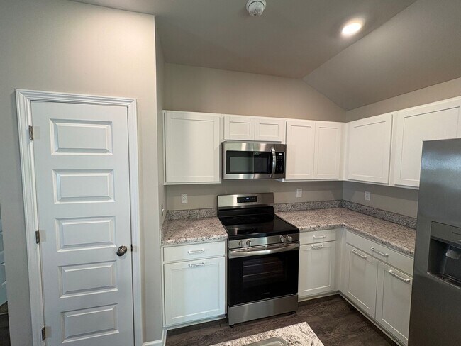 Building Photo - 3 bed, 2 bath available for rent now!