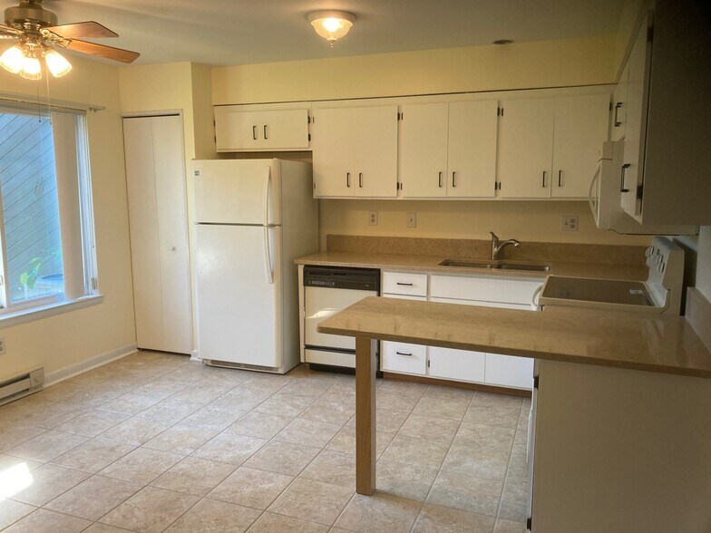 Kitchen - 301 Village Rd