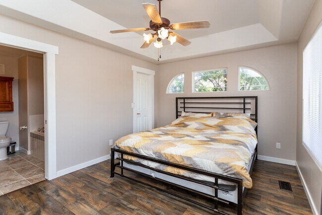 Building Photo - Bright and Airy 2-Bedroom Condo in Charmin...