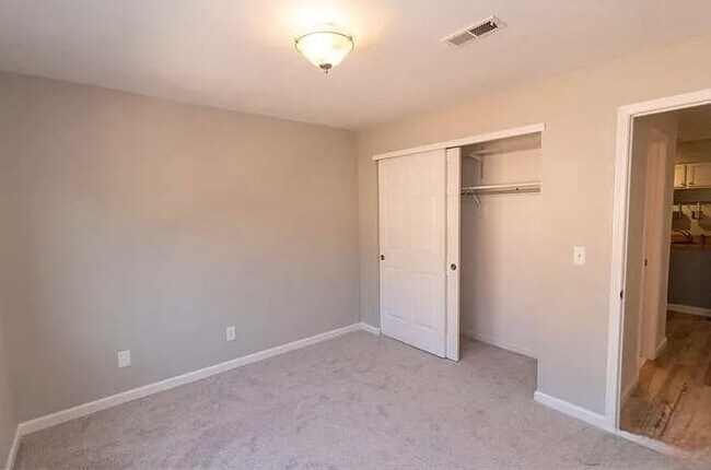 Building Photo - Updated Top-Floor Condo in Boulder’s Powde...