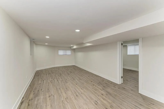 Building Photo - Portage Park 4 bed, 2.5 bath classic!