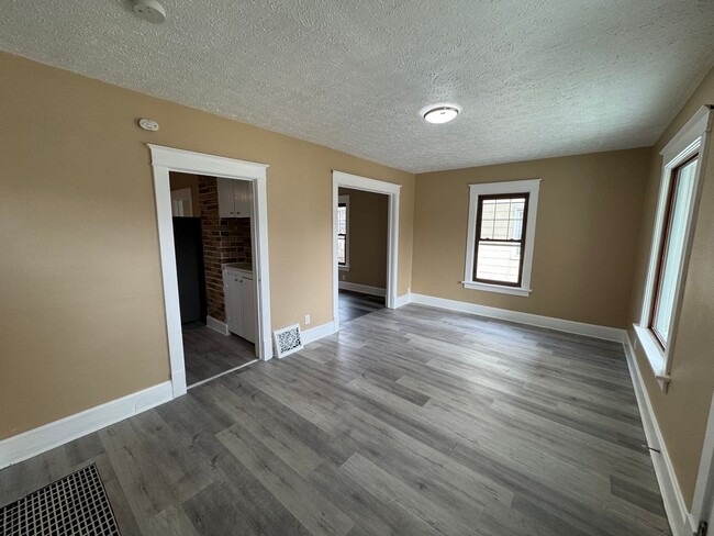 Building Photo - 3 Bedroom Moline Home with 2 Car Garage