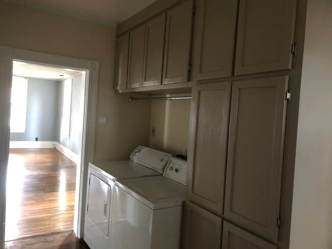 Building Photo - Charming Southside Cottage with Spacious G...