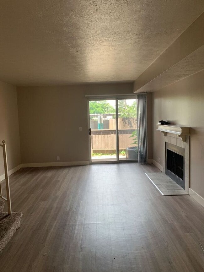 Building Photo - Spacious Main Level Townhouse Available