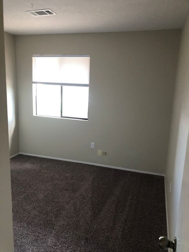 Building Photo - 567 Apache Loop SW