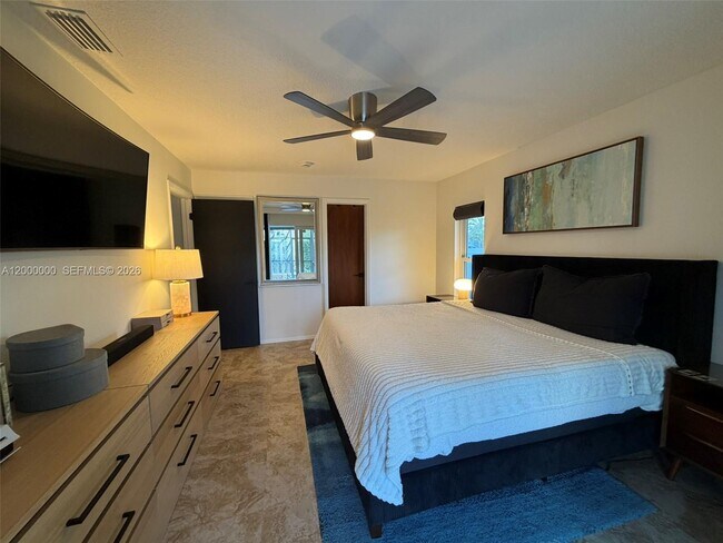 Building Photo - 5704 SW 116th Ave