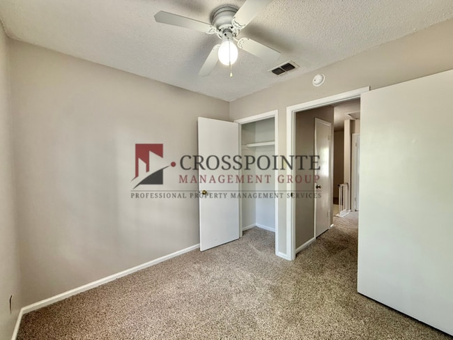 Building Photo - Available now! Beautiful 3 bedroom 1.5 bath Townhome in Tyler!