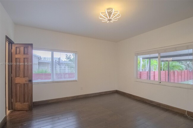 Building Photo - 3722 Royal Palm Ave