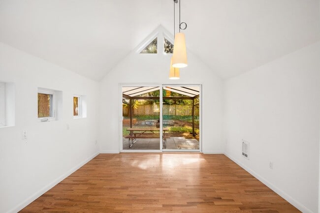 Building Photo - Beautifully remodeled rambler in Finn Hill