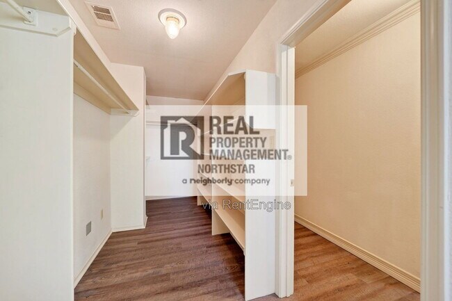 Building Photo - 902 Arrowhead Dr