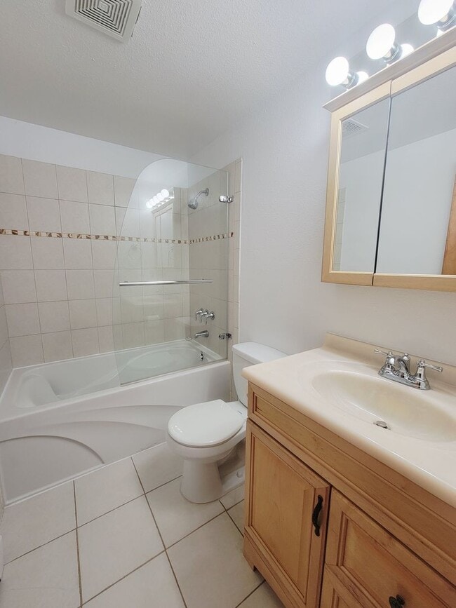 Building Photo - Spacious 3-Bedroom Home with Fenced Yard &...