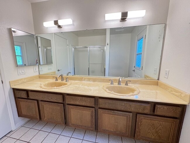 Building Photo - Beautifully Maintained 4Bd/2Ba Home w/Large Back Yard and Fruit Trees!