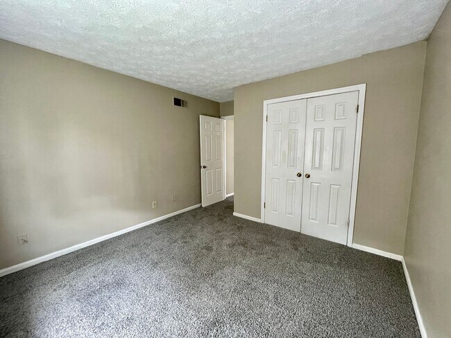 Building Photo - 3 Bedroom Duplex in Tates Creek!