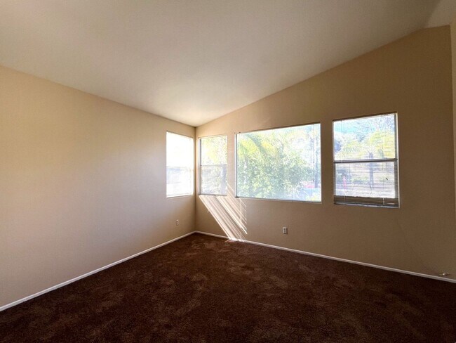 Building Photo - 4 bed, 3 bath located in Corona, CA!
