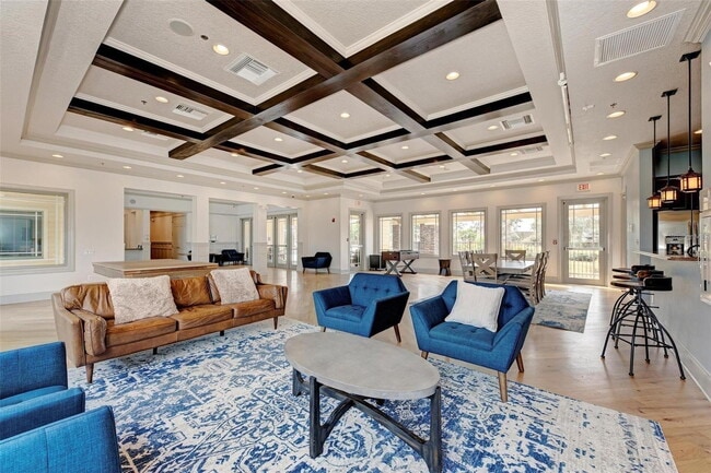 Building Photo - Gorgeous townhome! Community pool! fitness center!