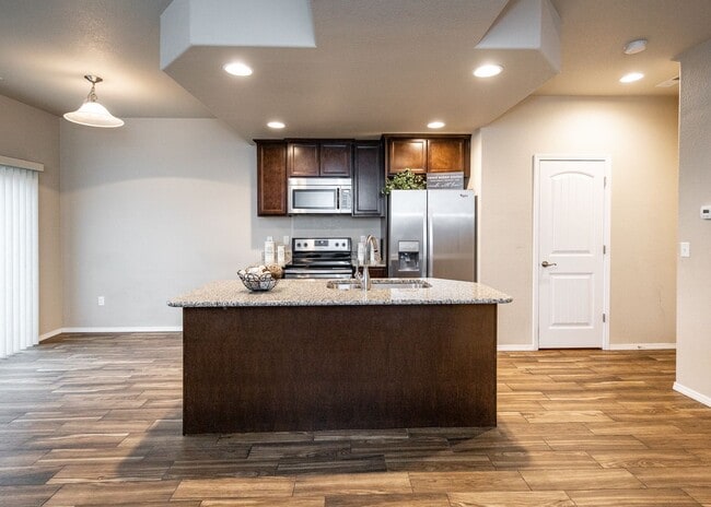 Building Photo - Centrally Located End Unit 3 Bed Townhouse in D20