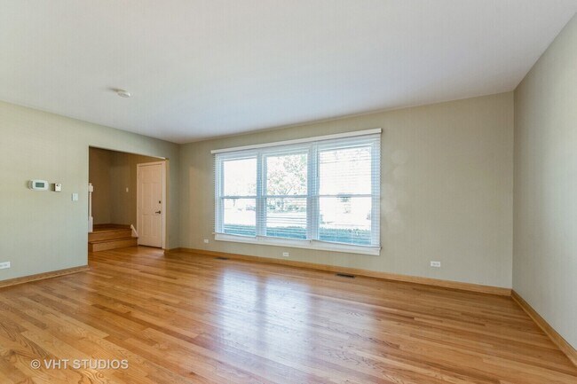 Building Photo - 920 Chaucer Way