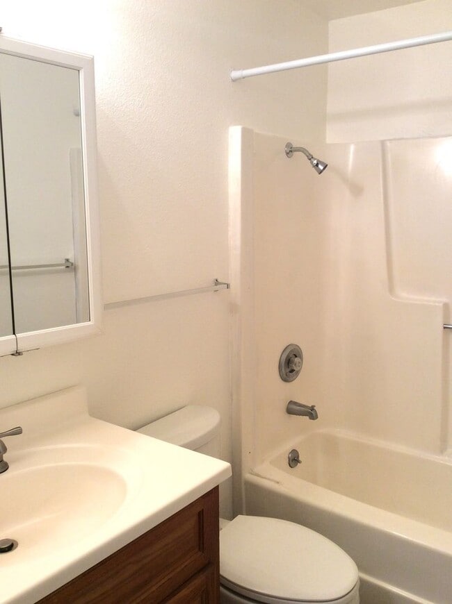 Building Photo - Charming 2 BDRM, 1 BATH Duplex - Universit...