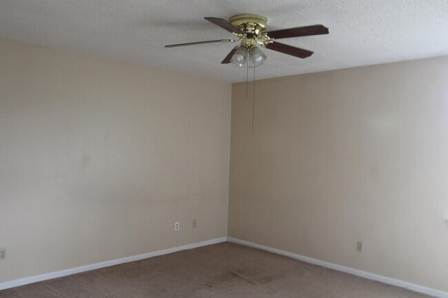 Building Photo - 2700 Doncaster Dr