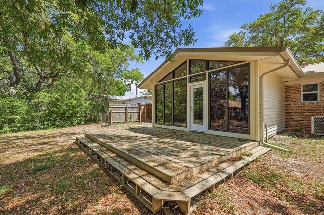 Building Photo - All Brick Home & Large Yard in Niceville!