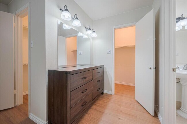 Building Photo - 13040 Trail Hollow Dr