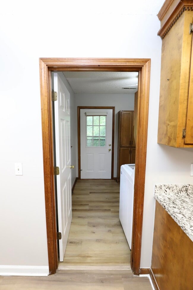 Building Photo - 806 Club Ln