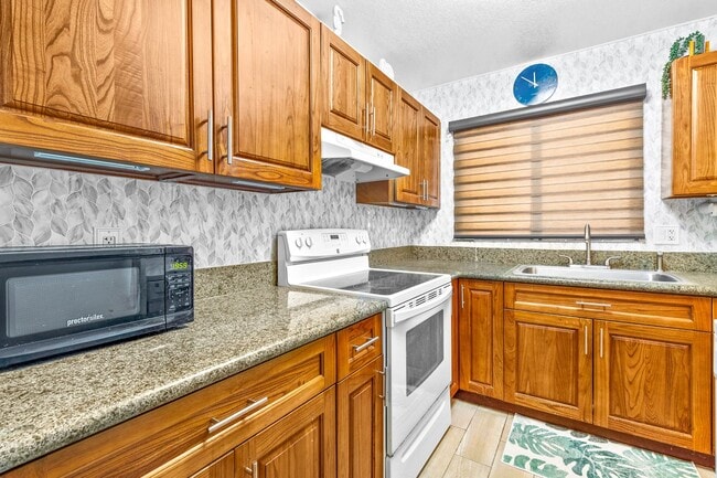 Building Photo - 2nd floor, 2 bedroom/1 bath/2 parking Town...