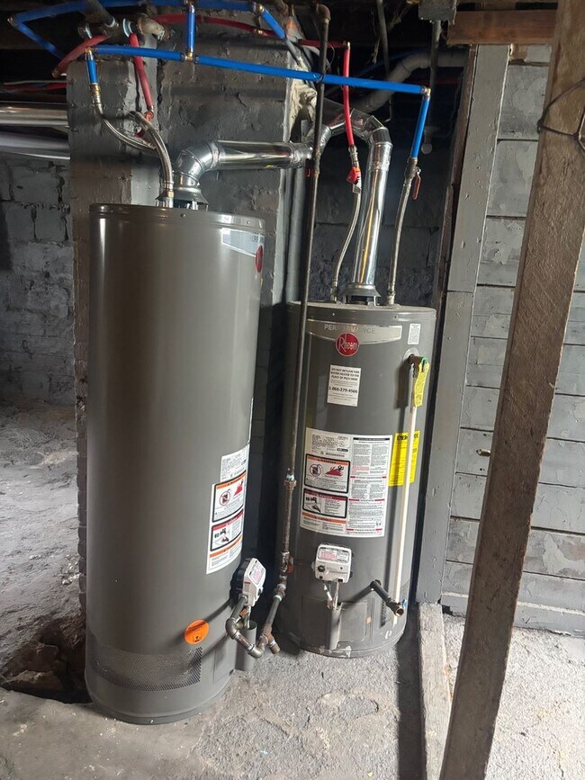 Building Photo - Charming 5-Bedroom Property in Prime Location