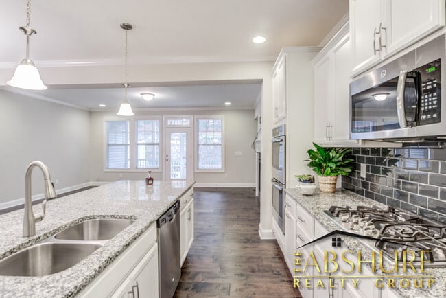 Building Photo - 4240 Vallonia Dr