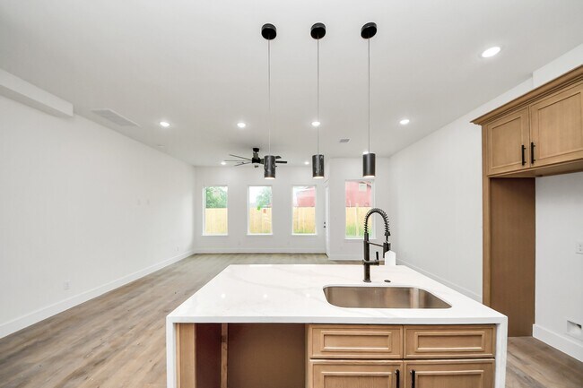 Building Photo - 8206 Colonial Ln