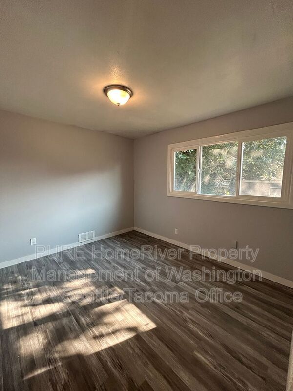 Building Photo - 721 S Ainsworth Ave