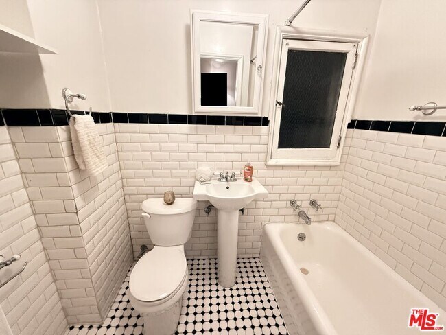 Building Photo - 640 S Bronson Ave