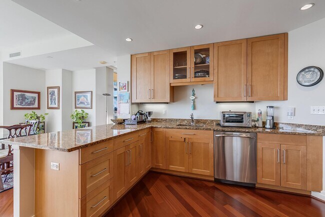 Building Photo - 8220 Crestwood Heights Dr