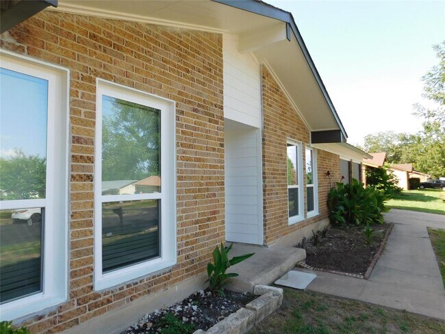 Building Photo - 10100 Woodglen Dr