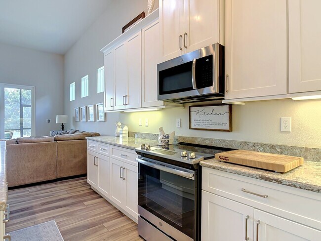 Building Photo - 3008 King Palm Dr