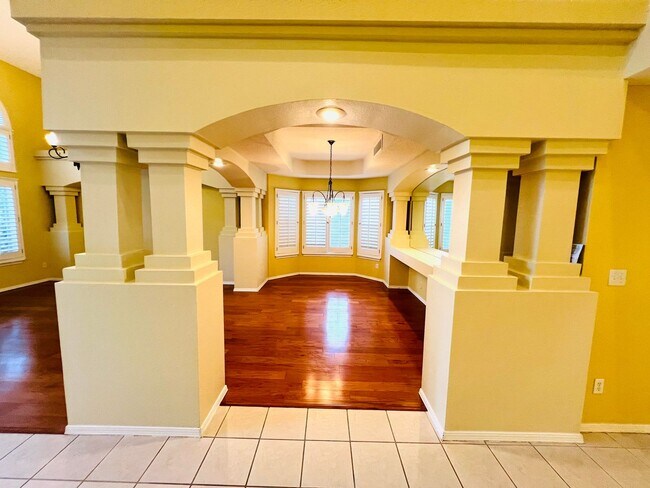 Building Photo - Stunning 4 bedroom, 3 bath home in West El...