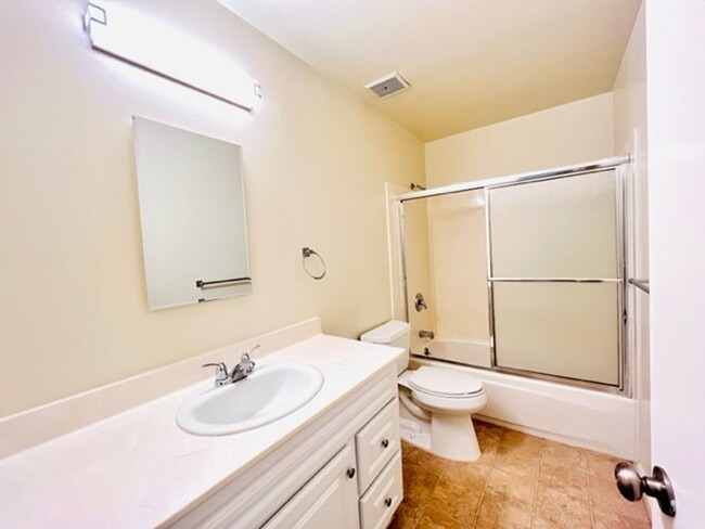 Building Photo - Move-In Ready 4BD/2BA Single Story, Ranch-...