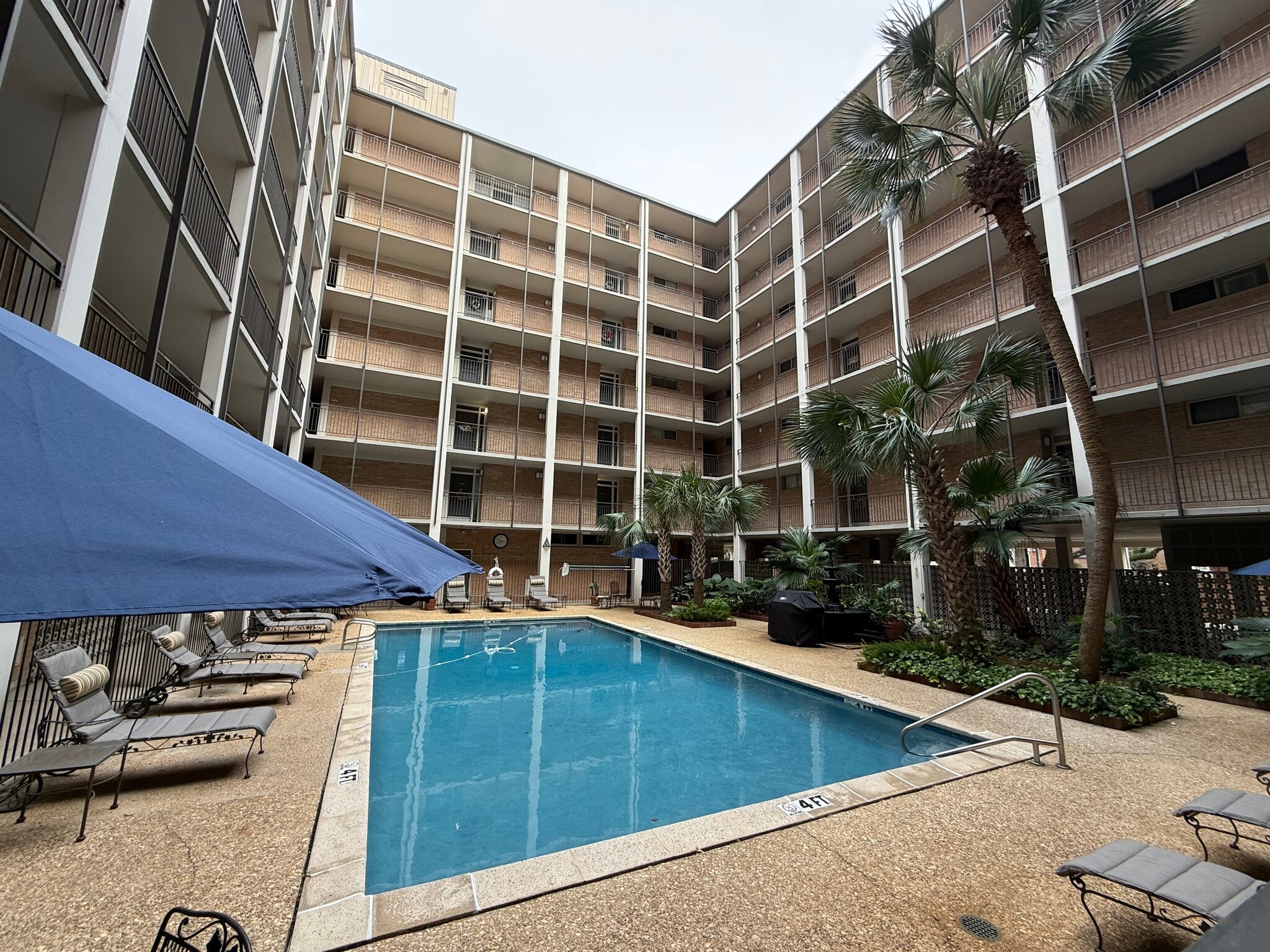 Building Photo - 3915 Saint Charles Ave