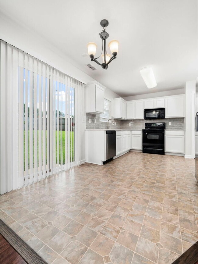 Building Photo - Spacious and Move-In Ready Home! - Fenced Yard!