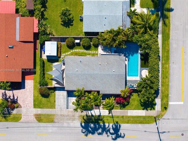 Building Photo - 930 N 11th Ct