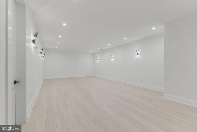 Building Photo - 1513 Oakview Dr